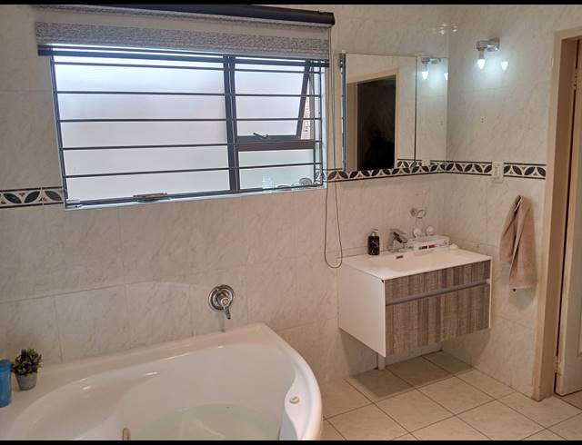4 BEDROOM FREEHOLD FOR SALE IN RYNSOORD